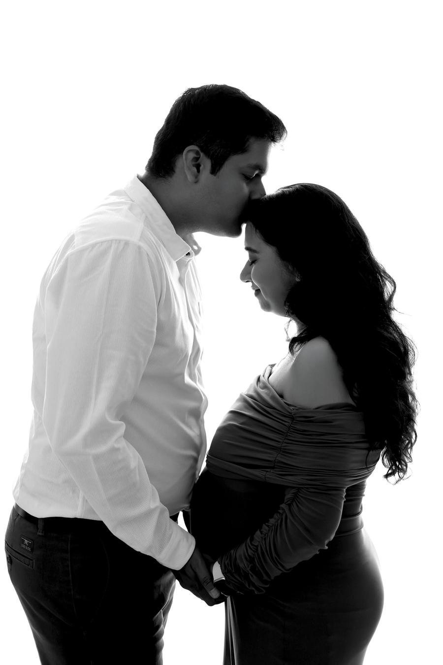 A Flow 108 client couple during their maternity shoot